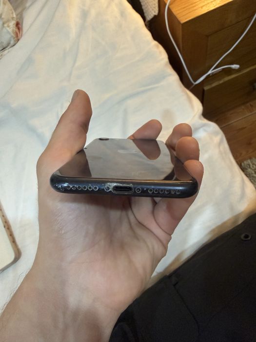 Vendo Iphone SE 2020 com 128 gb com algumas marcas de uso e extras