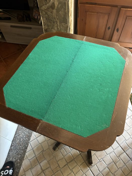 Mesa de jogo em madeira escura