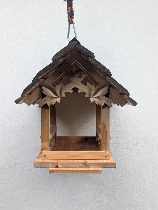 Ręcznie wykonany karmnik dla ptaków