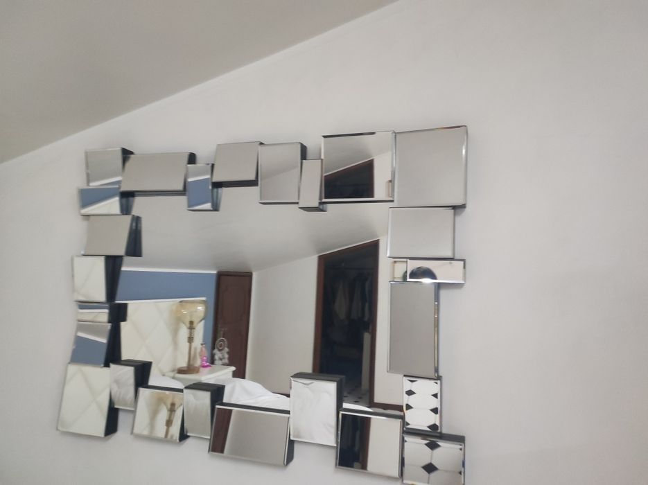 Espelho com recortes de espelho no contorno