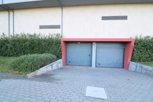 Arrenda se armazem com 125 m2