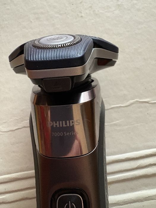 Продам эл.бритву Philips 7000series