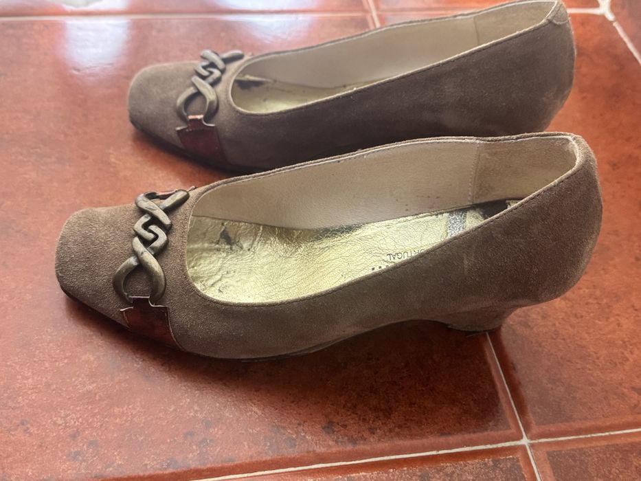 Sapatos em camurça