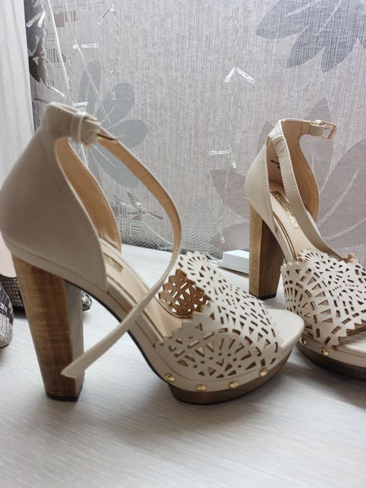 Туфлі на каблуку