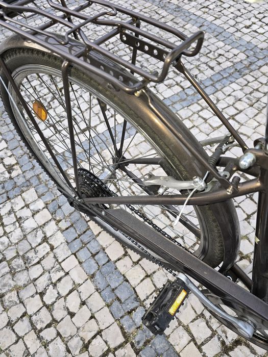 Bicicleta nova, com cesto e porta malas, mudanças de punho.