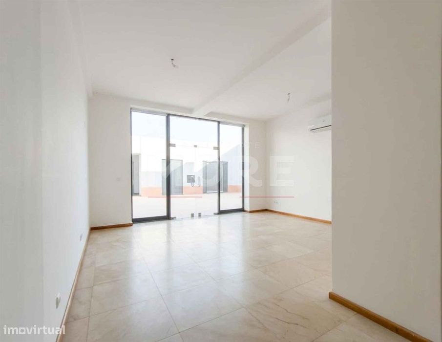 Espaço comercial no Centro Histórico de Évora, junto ao Teatro Garcia