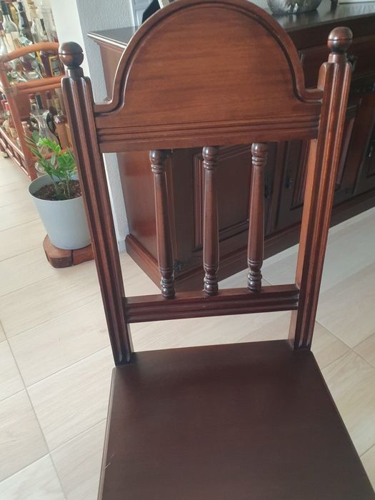 6 cadeiras em madeira