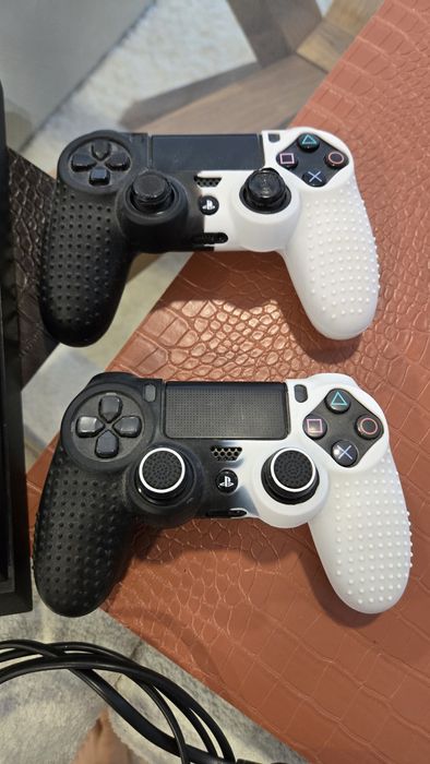 Playstation 4 com 2 comandos
