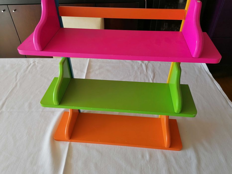 Móvel prateleiras coloridas para quarto de criança