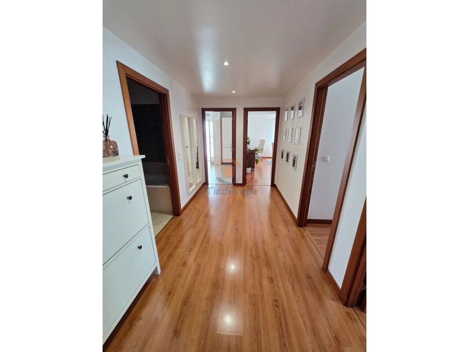 Apartamento T2 com Varanda, Parqueamento e Arrecadação | Alta de Li...