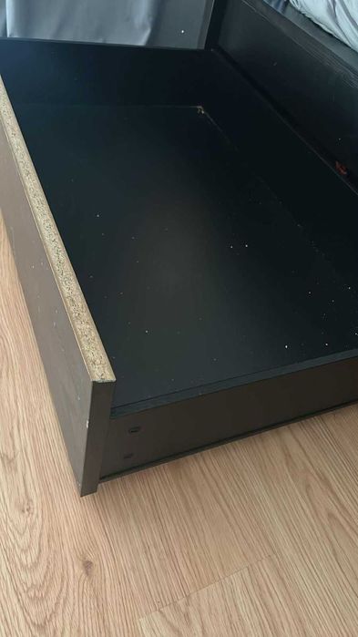 Cama e colchões, juntamente com baú de arrumação e gaveta lateral