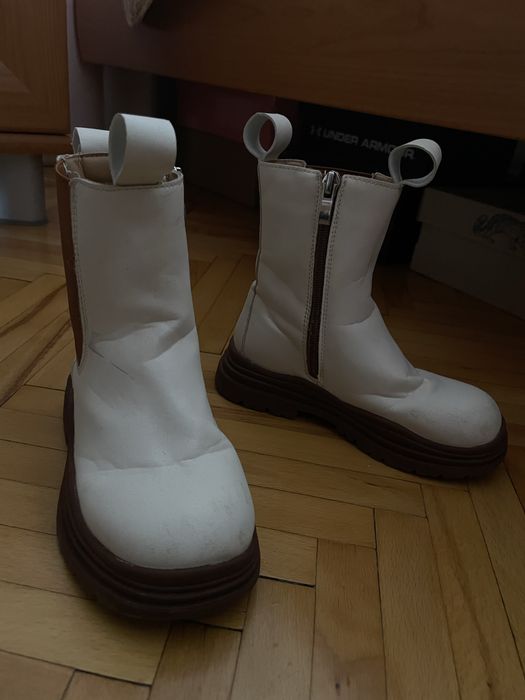 Взуття дитяче чобітки і туфлі