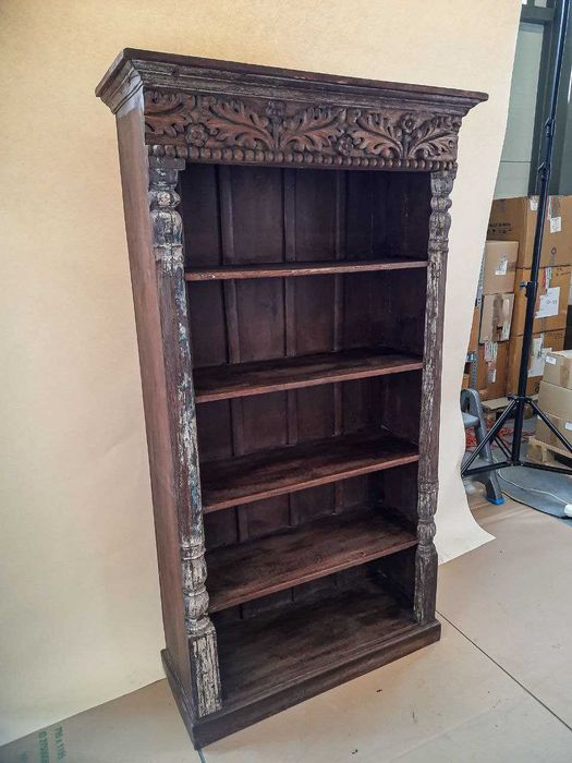 Regał drewniany z rzeźbioną listwą