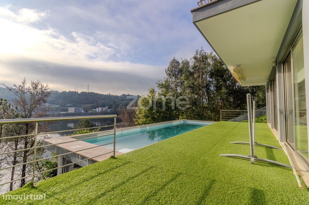 Moradia T3 | 3 Suítes e Piscina com Vista Rio