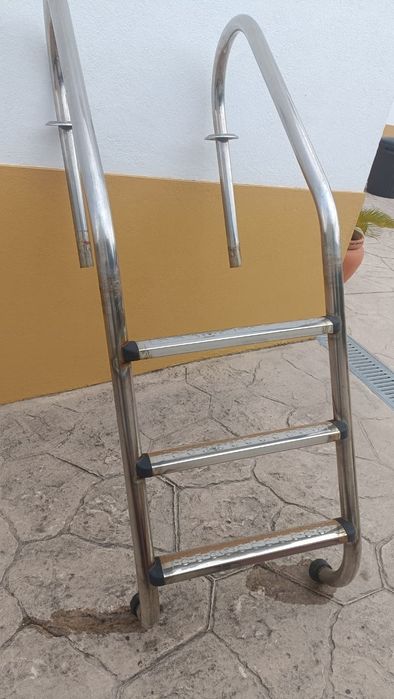 Escada de Piscina em Inox – 3 Degraus (Excelente Estado)