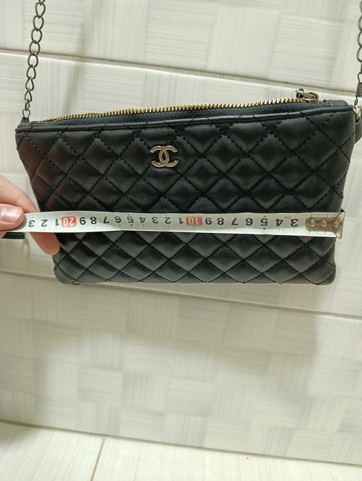 черная стеганая сумка-клатч Chanel с цепочкой.