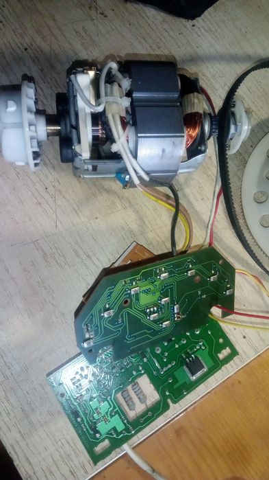 Мотор і ремінь до нього.