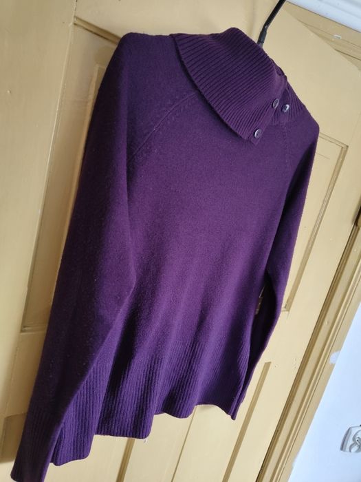 Sprzedam golf z ozdobnymi guzikami.