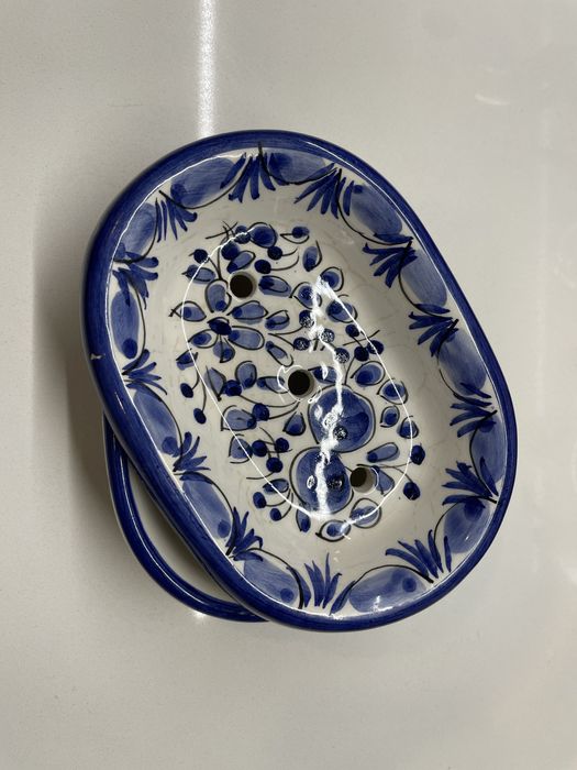 Saboneteira em cerâmica pintada à mão, em faiança portuguesa