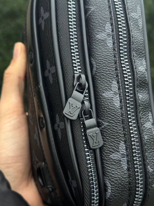 Сумка Louis Vuitton кожаная мужская черная Lv спортивная Луи Витон