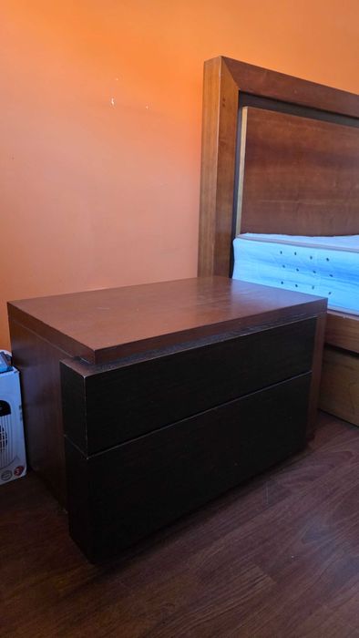 Cama de casal com mesas de cabeceira + colchão incluído