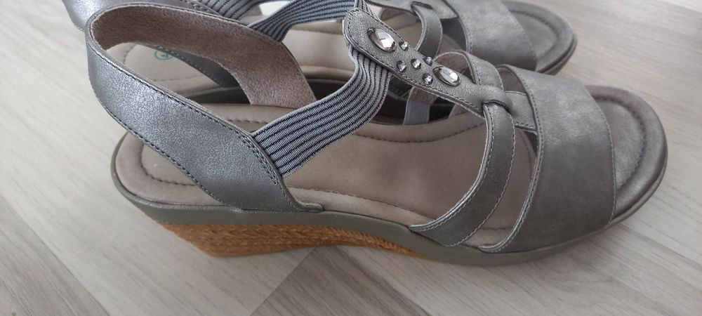 Sandały na koturnie Footflexx