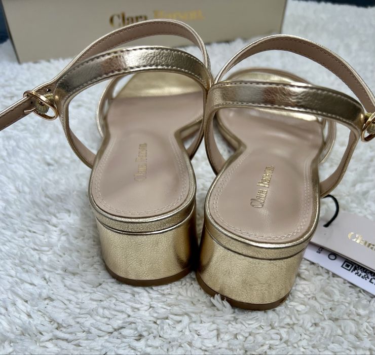 Босоніжки в золотому кольорі , Clara Barson