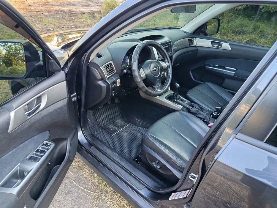 автомобиль Subaru forester