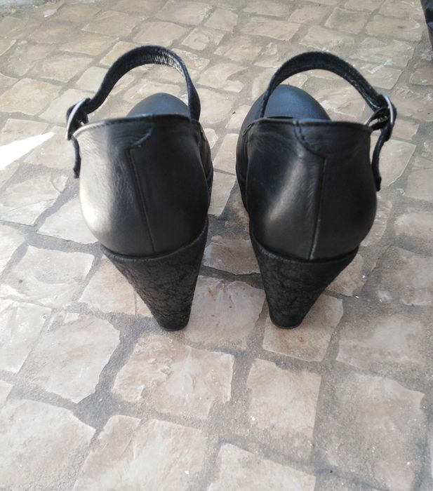 Sapatos de pele genuína pretos com salto cunha