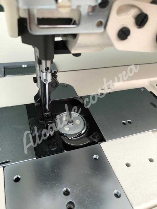 Máquina de costura industrial triplo arrasto braço longo.