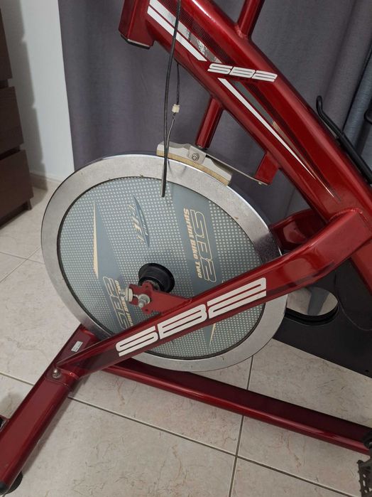 Bicicleta de ciclismo indoor BH Fitness SB2 vermelha