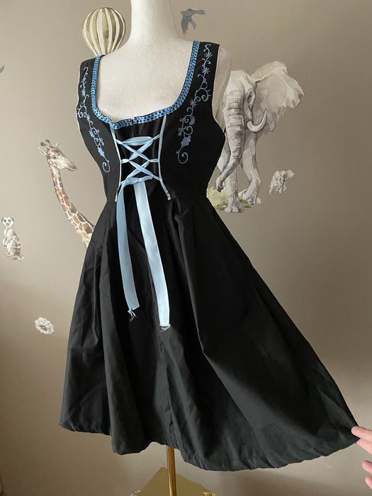 Czarna sukienka folk bawarska dirndl gorsetowe wiązanie