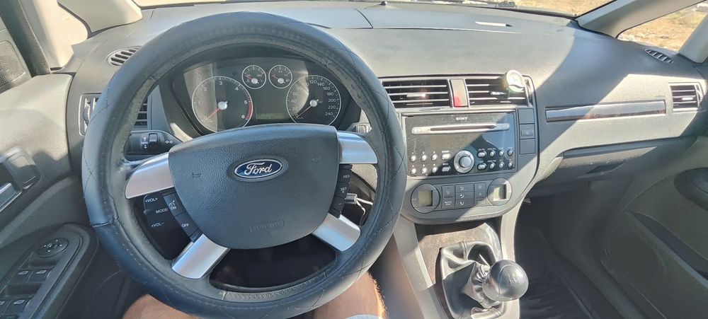 Ford c-max procura novo dono