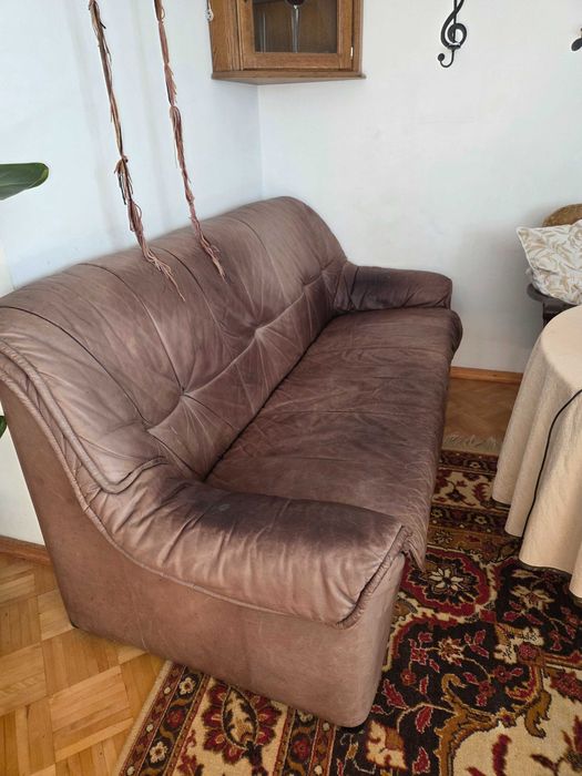 Brazowa Sofa skórzana, nierozkłada. Za darmo.