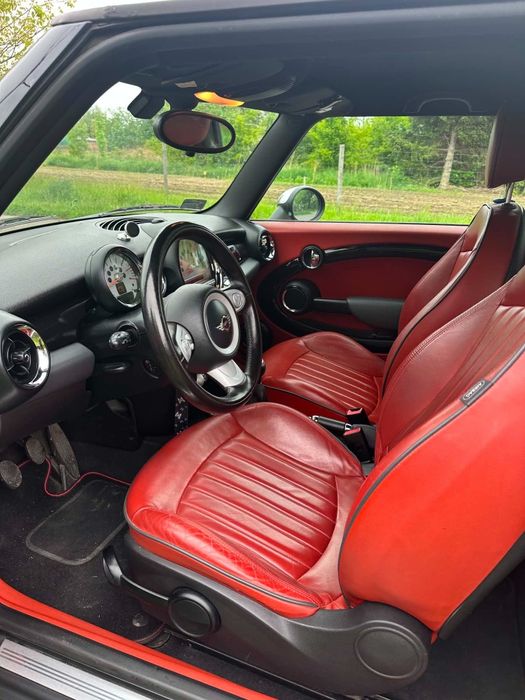 Mini Cooper R56 2009r Czerwone wnętrze