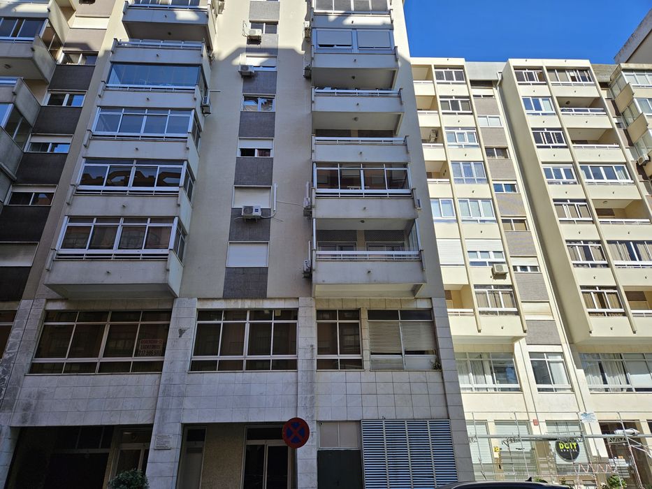 Fantástico T2 com dois wcs para arrendar no centro do Lumiar