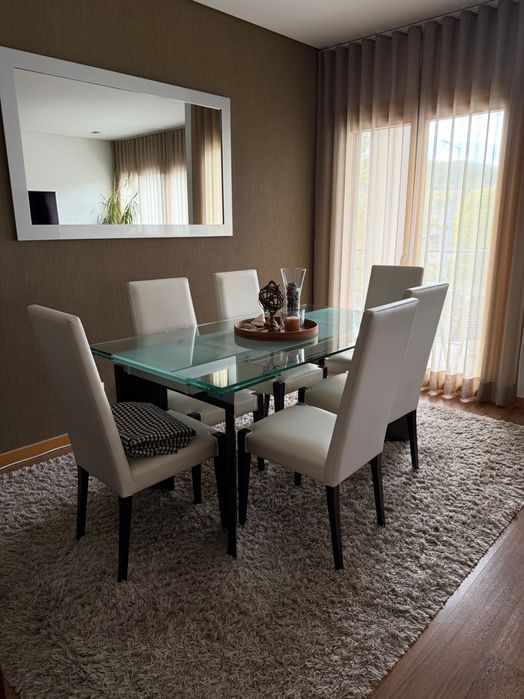 Mesa de jantar extensível ,com 6 cadeiras em pele