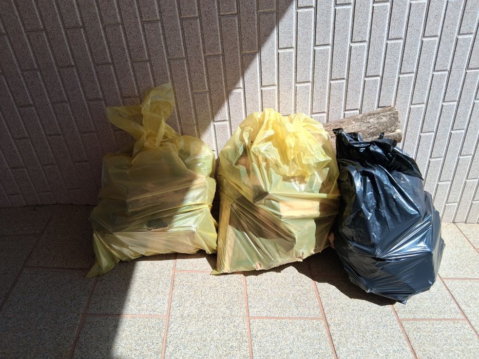 Lenha de mistura seca em saco