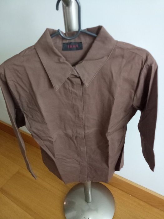 Várias camisas em bom estado