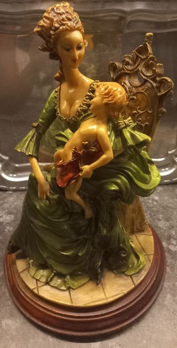 Estatueta " Mãe rica "