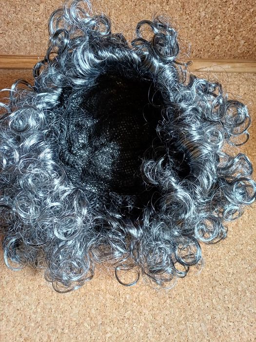 Peruca curta com caracóis. 
Nova.
Sintético natural.