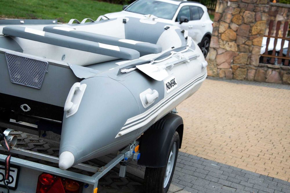 Ponton Maweric  silnikiem i przyczepą