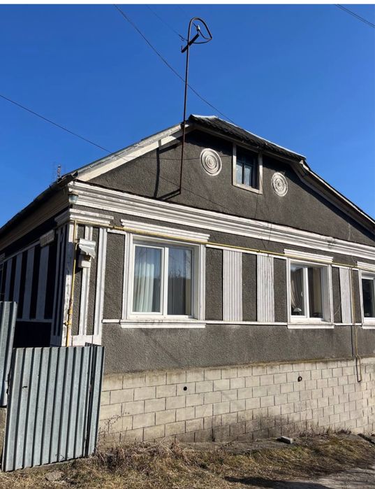 Продам два будинка на одному подвірʼї.