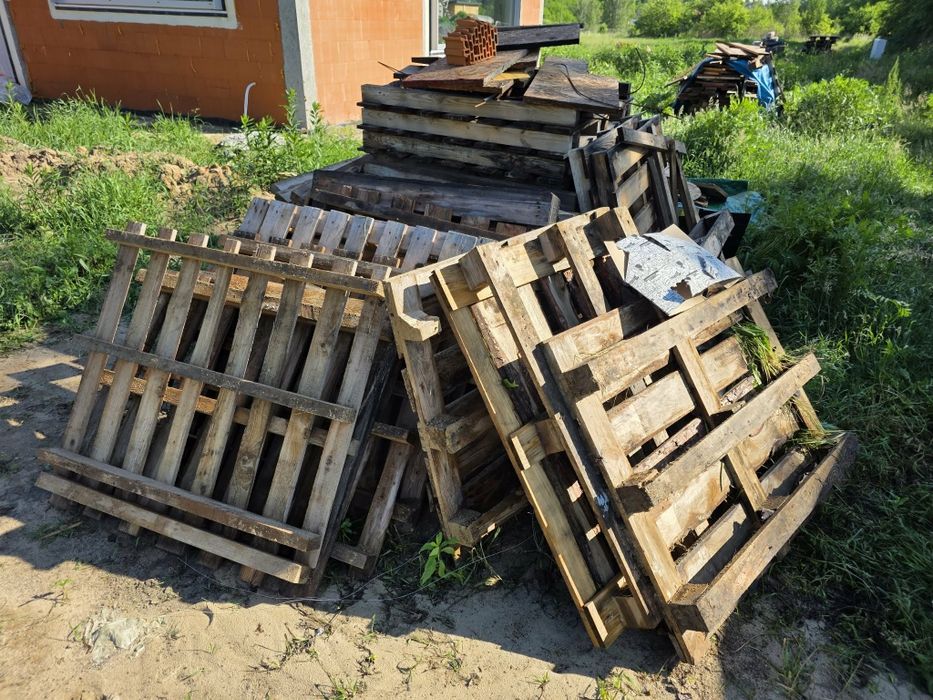Gruz i palety. Deski po szalunkach.
