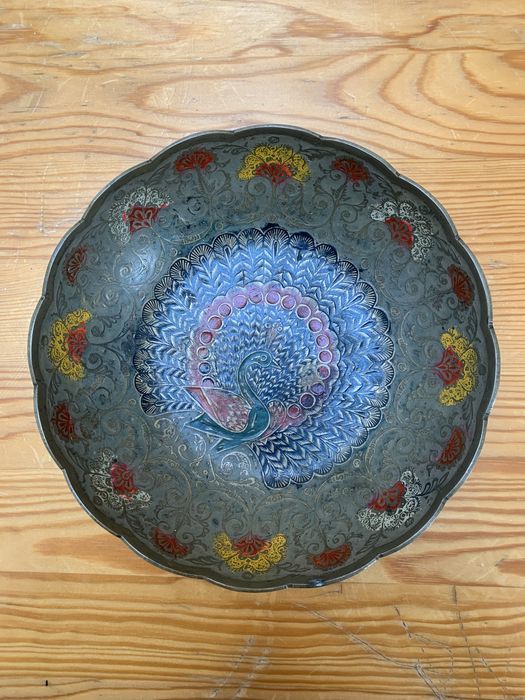 Mosiężna miska z pawiem