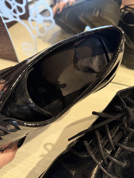 Лаковані туфлі дербі