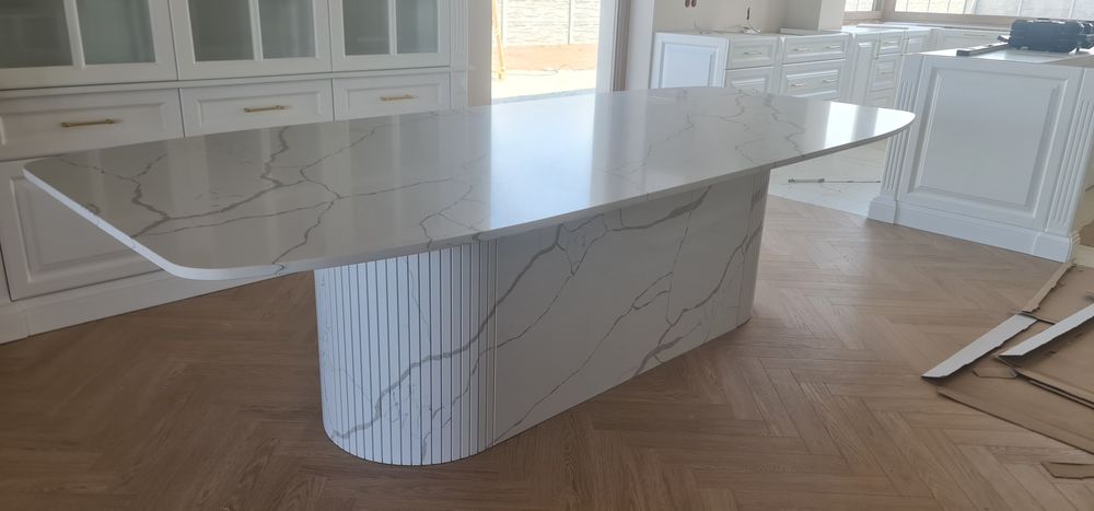 stoliki , ławy ze spieków lub konglomeratów kwarcowych