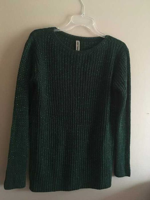 Sweter z błyszczącą nitką butelkowa zieleń