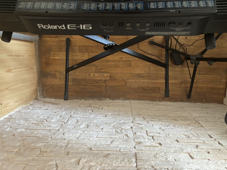 Keyboard Roland E-16