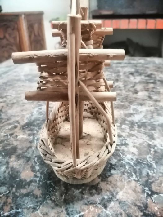 barco pequeno antigo , artesanal em madeira